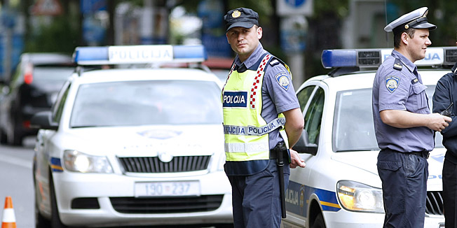 Zagreb,120513.Savska ulicaSudar vozaca dva osobna vozila Volkswagen Passata i Opel Astre, jedan od vozaca je preminuo ali ne od posljedica prometne vec najvjerojatnije zbog zdravstvenog stanja. Za vrijeme trajanja ocevida promet u smjeru sjevera je bio otezan.Foto: Ranko Suvar / CROPIX