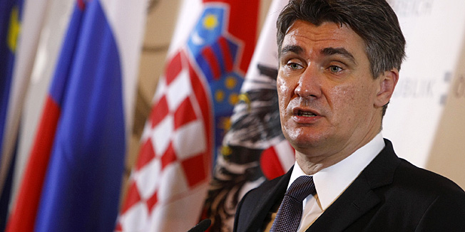 Graz, Austrija, 230813.Predsjednik Vlade Republike Hrvatske Zoran Milanovic na sastanku predsjednika vlada Hrvatske, Slovenije i Austrije gdje ga je docekao savezni  kancelar Republike Austrije Werner Faymann. Konferencija za medije nakon sastanka.Na fotografiji: Zoran Milanovic.Foto: Ronald Gorsic / CROPIX