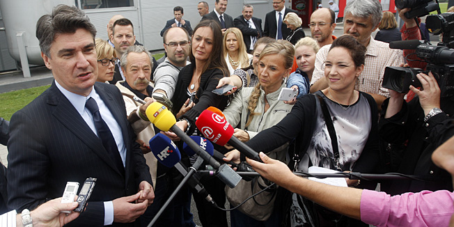 Varazdin, 280713.Premijer Zoran Milanovic i ministar poljoprivrede Tihomir Jakovina posjetili su tvornicu Vivis koja radi u sklopu poslovnog sustava Vindija.Na fotografiji: premijer Zoran Milanovic.Foto: Zeljko Hajdinjak / CROPIX