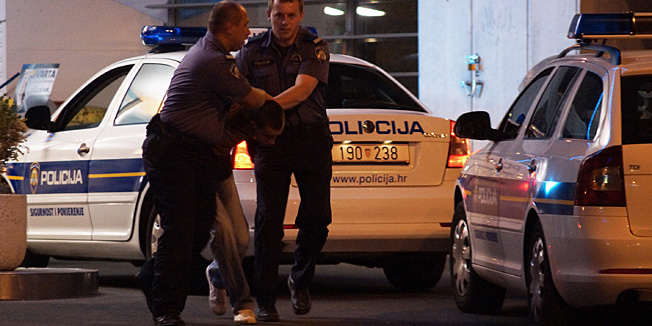 Zagreb, 090812.Benzinska postaja Langov trg.Oko 1 sat iza ponoci policija je u brzoj akciji privela nekoliko mladica u alkoholiziranom stanju zbog narusavanja javnog reda i mira.Foto: Marko Todorov / CROPIX