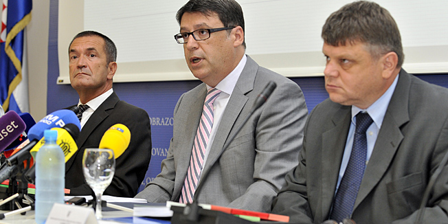 Zagreb, 280813.U ministarstvu znanosti, obrazovanja i sporta predstavljen je, na konferenciji za medije Plan i program Zdravstvenog odgoja, rezultati javne rasprave i Prirucnike za Zdravstveni odgoj za osnovne i srednje skole. O programu su govorili ministar Zeljko Jovanovic i Darko Tot, clan povjerenstva za Zdravstveni odgoj, a prirucnike za izvodjrnje programa predstavio je Vinko Filipovic, ravnatelj Agencije za odgoj i obrazovanje.Na fotografiji: Zeljko Jovanovic, Vinko Filipovic i Darko Tot.Foto: Bruno Konjevic / CROPIX