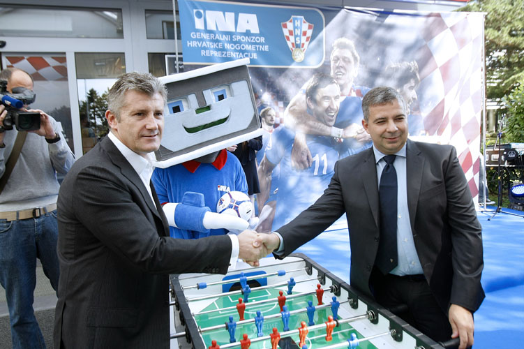 Zagreb, 290813.INA, Miramarska.Danas je odrzano svecano potpisivanje sponzorskog ugovora izmedju INE i Hrvatskog nogometnog saveza (HNS).Ugovore su potpisali predsjednik HNS-a Davor Suker iz predsjednik uprave INA-e Zoltan Aldott.Na fotografiji: Davor Suker, predsjednik HNS-a i predsjednik Uprave INA-e Zoltan Aldott.Foto: Ranko Suvar / CROPIX