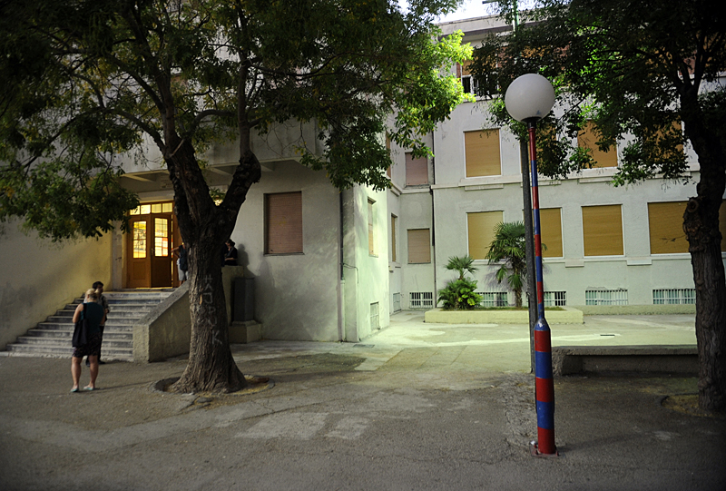 Split, 040913. Strop ucionice u Osnovnoj skoli Dobri urusio se u popodnevnim satima na ucenike iz OS Pujanke koji zbog dotrajalosti svoje skole pohadjaju OS Dobri, koja je ocito isto u oronulom stanju. Na srecu nitko od ucenika nije teze ozlijedjen.Foto: Paun Paunovic / CROPIX