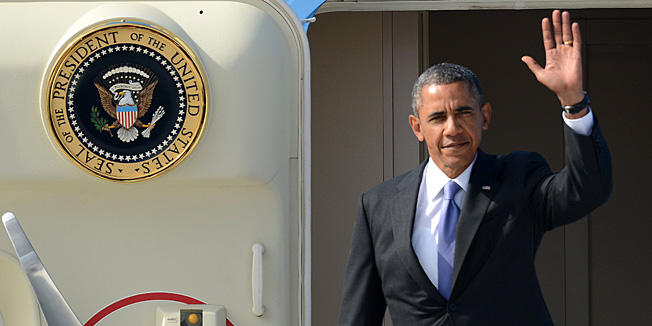 US President Barack Obama waves upon his arrival at Saint Petersburg's airport ahead of the G20 summit on September 5, 2013. Russia hosts the G20 summit hoping to push forward an agenda to stimulate growth but with world leaders distracted by divisions on the prospect of US-led military action in Syria.    AFP PHOTO / KIRILL KUDRYAVTSEV