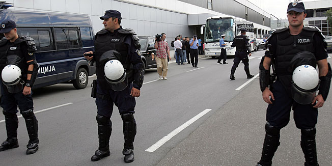 Beograd, 050913.Dolazak nogometne hrvatske reprezentacije na aerodrom pred sutrasnju kvalifikacijsku utakmicu sa Srbijom za Svjetsko prventstvo u Brazilu 2014. Na fotografiji: Jako osiguranje na aerodromu povodom dolaska hrvatske nogometne reprerzentacije.Foto: CROPIX