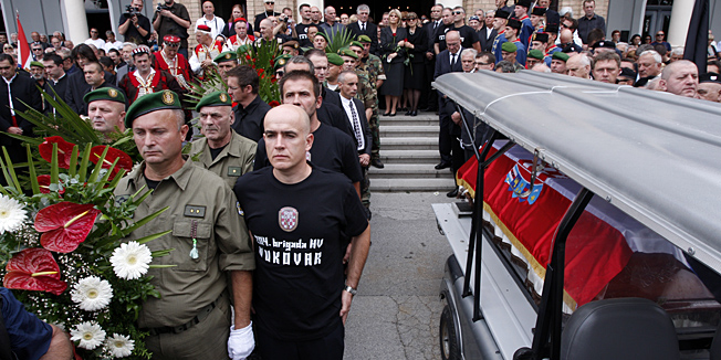 Zagreb, 040913.Na zagrebackom groblju Mirogoj zapoceo je pogreb  Zvonku Busicu - Taiku, bivsem hrvatskom emigrantu osudjenom za otmicu americkog aviona, koji si je oduzeo zivot u Rovanjskoj kod Zadra.Foto: Davor Pongracic / CROPIX