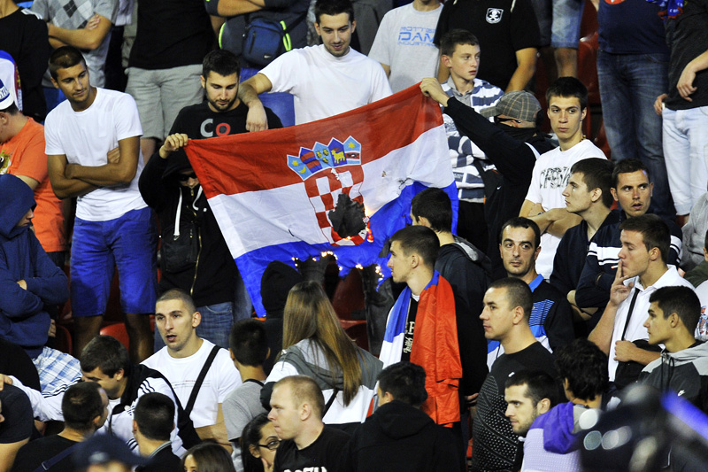 Beograd, 060913. Stadion Crvene zvezde. Kvalifikacijska utakmica skupine A izmedju Hrvatske i Srbije za odlazak na Svjetsko nogometno prvenstvo u Brazilu 2014. godine. Na fotografiji: paljenje hrvatske zastave.Foto: Boris Kovacev / CROPIX