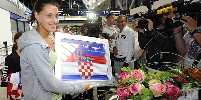 Zagreb, 100913.Zracna luka Zagreb.Pobjednica  juniorskog US Opena Ana Konjuh stigla je u Zagreb gdje su je docekali prijatelji i navijaci.Na slici: Ana Konjuh.Foto: Damir Krajac / CROPIX