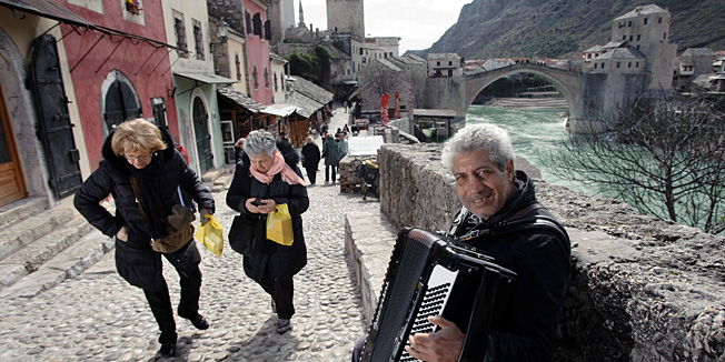 Mostar, BiH, 200311.Reportaza iz Mostara detalji iz starog grada, stari mostFoto: Tom Dubravec / CROPIX