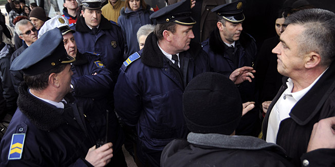 Zenica, 160110.Nekadasnje radnice robne kuce Bosna u Zenici vec nekoliko dana prosvjeduju, nalaze se zatvorene u prostorijama robne kuce. Za 106 radnika ove firme nije uvazan radni staz za period od 6 do 10 godina, sa pripadajucim otpreminama dug prema ovim radnicima iznosi 350.000 KM. Kada to kupac ispuni, radnice ce napustiti objekat. Radnicama kojih je oko tridesetak nije omogucen unos hrane, vode, ugasena im je struja, a i odlazak u toalet im je uskracen. Radnice mogu napusiti ove prostorije, ali se ne mogu vratiti, niti ista moze uci unutra.Na slici: policija intervenira.Foto: Dado Ruvic / CROPIX