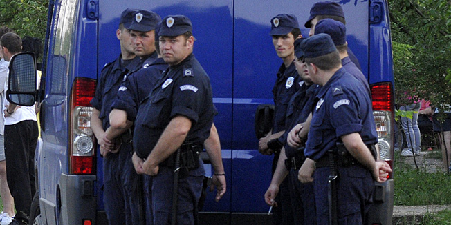Lazarevo, 260511. Ratni zlocinac Ratko Mladic uhicen je danas u jutarnjim satima u Ulici Vuka Karadzica, u Lazarevu kraj Zrenjanina. U popodnevnim satima okupili su se mjestani sela koji su branili novinarima ulazak u ulicu i fotografiranje kuce u kojoj je uhicen Ratko Mladic. Na fotografiji: okupljena masa na uglu ulice Vuka Karadzica i policija.Foto: Damir Glibusic / CROPIX