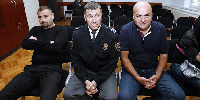 Zagreb,200913.Opcinski kazneni sud,Ilica.Sudjenje Miri Calusicu za stavljanje u optjecaj krivotvorenog novca. Zanimljivija od samog sudjenja jest cinjenica da je Miro Calusic tijekom devet mjeseci pritvora u Remetincu smrsavio 40 kg.Na fotografiji: Hrvoje Calusic, pravosudni policajac i Miro Calusic.Foto: Ranko Suvar / CROPIX