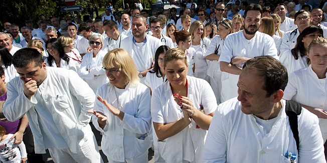 Osijek, 200913.Klinicka bolnica Osijek.Lijecnici i medicinske sestre KBC-a Osijek u 5 do 12 izasli u dvoriste bolnice kako bi pokazali ministru zdravstva Rajku Ostojicu koliko ih je zapravo u strajku.Na fotografiji: lijecnicina skupu 5 do 12.Foto: Vlado Kos / Cropix