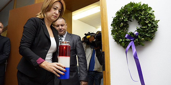 Zagreb, 220913.Opcinski sud.U povodu obiljezavanja Nacionalnog dana borbe protiv nasilja nad zenama potpredsjednica Vlade i ministrica socijalne politike i Mladih Milanka Opacic polozila je vijenac i lampion pred sudnicom u Opcinskom gradjanskom sudu u Zagrebu. Ovaj dan obiljezava se s osnovnim ciljem da se drustvo senzibilizira na problematiku nasilja te kao dan sjecanja na tragicno ubojstvo triju zena, te teskog ranjavanja zapisnicarke suda prilikom odrzavanja brakorazvodne parnice 22. rujna 1999. godine.Na fotografiji: Milanka Opacic.Foto: Marko Todorov / CROPIX