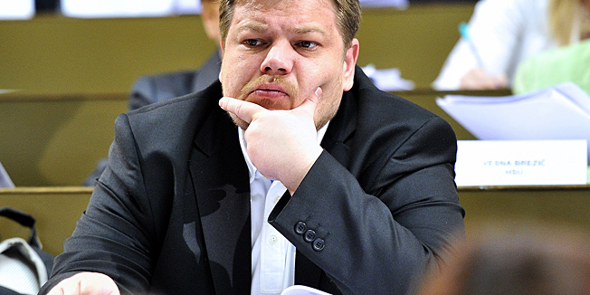 Zagreb, 240512. Gradska vijecnica, Cirilmetodska.Sjednica zagrebacke Gradske skupstine na cijem se dnevnom redu, medju ostalim, nalazio i Prijedlog izmjene Zakljucka o predstavnicima Grada Zagreba u Skupstini u trgovackim drustvima i Prijedlog zakljucka o prijedlogu za imenovanje clana Nadzornog odbora Zagrebackog holdinga d.o.o.Na slici: Ivan Racan.Foto: Boris Kovacev / CROPIX