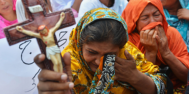 TOPSHOTSPakistani Christians protest against the suicide bombing in All Saints church in the northwestern city of Peshawar on September 23, 2013. The death toll from a double suicide bombing on a church in Pakistan rose to 81, as Christians protested across the country to demand better protection for their community.  AFP PHOTO/ A MAJEED