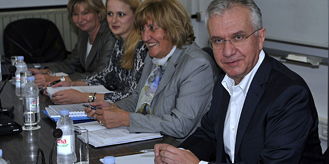 Zagreb, 240913.Nastavak pregovora izmedju ministra zdravlja Rajka Ostojica i njegovog tima sa predstavnicima Hrvatskog ljecnickog sindikata na celu sa Ivicom Babicem i Hrvatskog strukovnog sindikata medicinskih sestara i medicinskih tehnicara na celu sa Anicom Prasnjak. Foto: Srdjan Vrancic / CROPIX