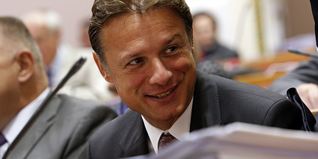 Zagreb, 240913.Sabor.Premijer Zoran Milanovic je pred Hrvatskim saborom podnio godisnje izvjesce Vlade RH, koje je novina u odnosima Sabora i Vlade, a premijer je zastupnike usmeno izvijestio o uocenim pojavama, problemima i stanju u drustvu te o aktivnostima Vlade.Na fotografiji: Gordan Jandrokovic.Foto: Davor Pongracic / CROPIX