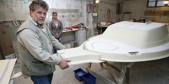 Split. 200313.Venzor d.o.o. tvrtka za proizvodnju, opremanje i prodaju plovila VEN od stakloplastike.Na fotografiji: Vedran i Zorana Nevescanin pored kalupa nove brodice  Ven 501 vira duzine 4,99m koja ima znatno dublji kokpit u donosu na proslu vertziju Ven 501K.Foto: Bozidar Vukicevic / CROPIX 