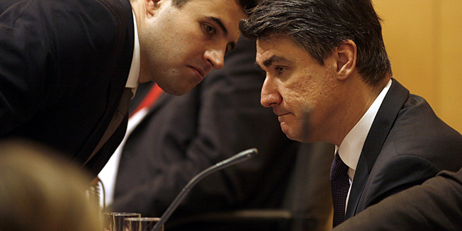 Zagreb. 200212.Hrvatski Sabor.Nastavaka zasjedanje o Vladinom prijedlogu drzavnog proracuna za ovu godinu.Na fotografiji: Zoran Milanovic i  Davor Bernardic.Foto: Damjan Tadic / CROPIX