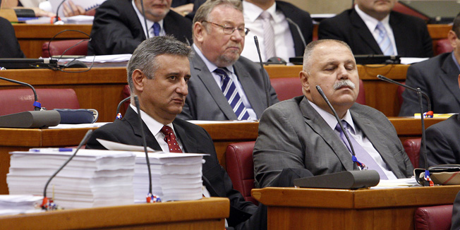 Zagreb, 240913.Sabor.Premijer Zoran Milanovic je pred Hrvatskim saborom podnio godisnje izvjesce Vlade RH, koje je novina u odnosima Sabora i Vlade, a premijer je zastupnike usmeno izvijestio o uocenim pojavama, problemima i stanju u drustvu te o aktivnostima Vlade.Na fotografiji: Tomislav Karamarko i zastupnici HDZ-a.Foto: Davor Pongracic / CROPIX