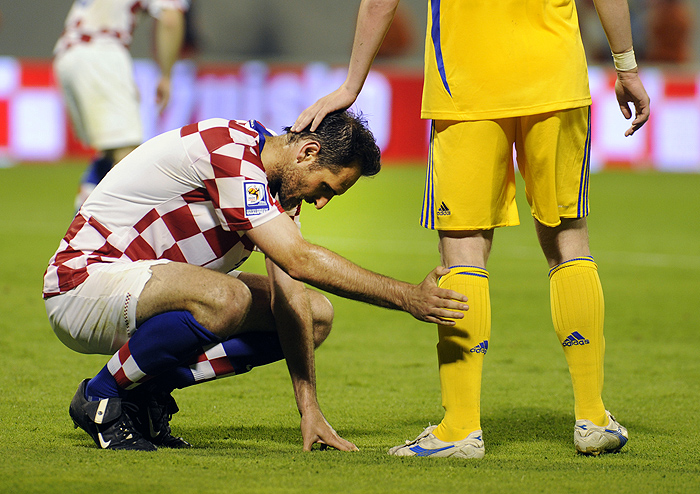 Zagreb, 060609.Stadion Maksimir.Kvalifikacijska utakmica skupine 6 izmedju reprezentacija Hrvatske i Ukrajine za Svjetsko nogometno prvenstvo u Juznoafrickoj Republici 2010 godine.Na slici: Josip Simunic tuzan nakon 2:2 tjesi ga Selenzov igrac Ukrajine.Foto: Drago Sopta / CROPIX