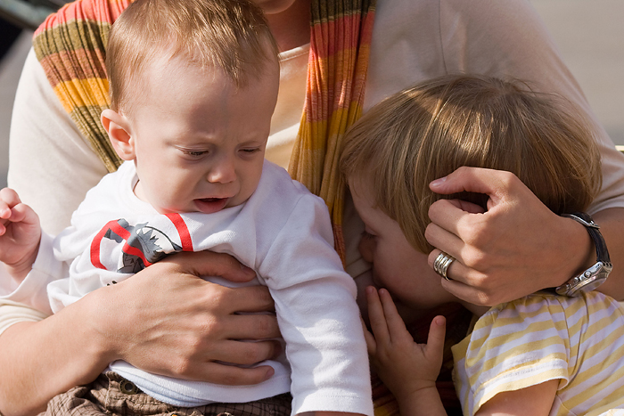 Zagreb 101009.Udruga Roda organizirala je javno dojenje na trgu bana J. Jelacica u Zagrebu pod nazivom proslavimo dojenje zajedno. To je akcija koja se provodi sirom svijeta i u kojoj se okupljaju majke s djecom i doje zajedno na javnom mjestu, reklamirajuci na taj nacin dojenje u javnosti i saljuci poruku da dojenje na javnom mjestu mora biti zasticeno i prihvaceno, te time ohrabruju i druge majke da se odvaze hraniti svoje dijete bilo gdje i na taj nacin i stvarno ucine dojenje onakvim kakvo jest - jednostavno i prakticno.Foto: Sinisa Sunara / Cropix