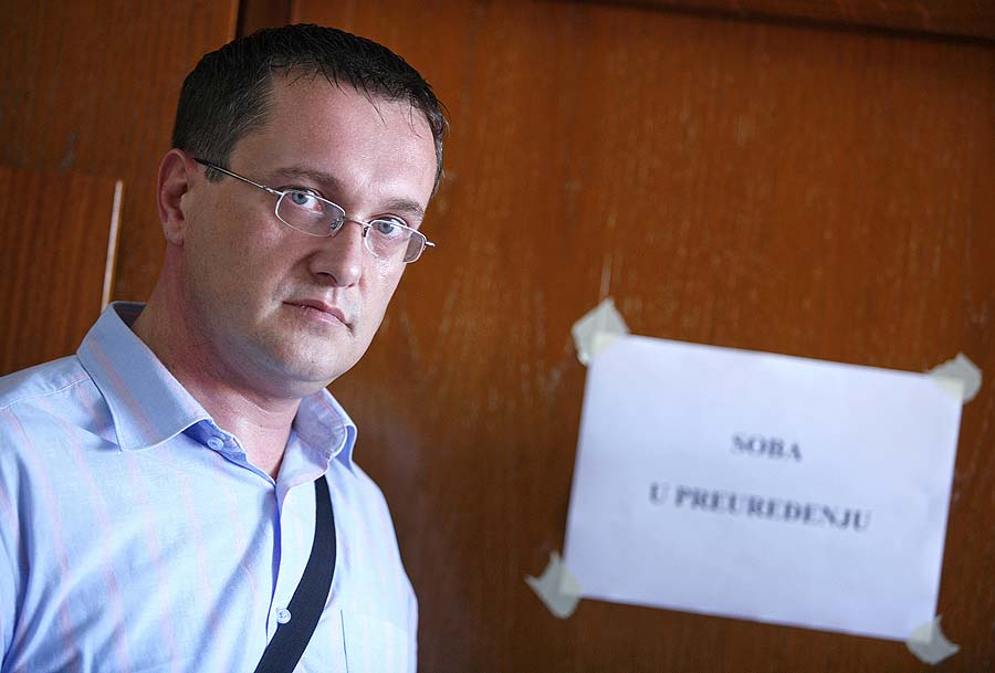 Velika Gorica, 160709.Predsjednika Gradskog vijeca Velike gorice, Gorana Beusa Richembergha (HNS) gradonacelnik Drazen Barisic (HDZ) bez prethodne najave izbacio je iz njegovih prostorija.Beus je danas sazvao konferenciju za novinare ispred svog bivseg ureda. Na slici: Goran Beus Richembergh ispred zakljucanih vrata svog starog ureda.Foto: Neja Markicevic / Cropix