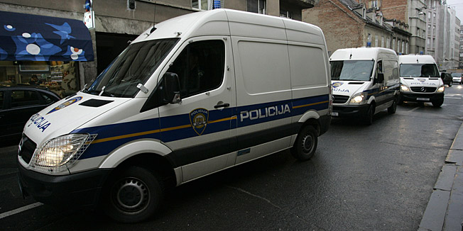 Zagreb, 020409.Zupanijski sud, privodjenje uhicenih u akciji Tara, optuzenih za sverc ljudi, oruzja, droge.Grupa privedenih iz Varazdinske zupanije.Foto: Damjan Tadic / Cropix