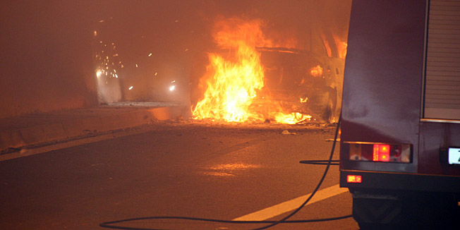 Sibenik, 030810.Pozar u tunelu Dubrava koji je izbio oko 15 sati na autocesti A-1 izmedju cvora Vrpolje i Prgomet blizu Sibenika do kojega je doslo kad se zapalio osobni automobil marke Opel nakon udara u kamion cisternu. Stradalih nema. Pozar su ugasili pripadnici vatrogasne postrojbe HAC-a Dugopolje i JVP Sibenik.Na slici vatrogasci gase zapaljeno vozilo u tuneluFoto: DVD Makarska / Cropix