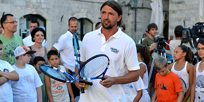 Dubrovnik, 030813. U sklopu ljetnog teniskog kampa koji organizira teniski klub Ragusa odrzan je kids day na stradunu gdje su se najmladji tenisaci mogli okusati protiv Gorana Ivanisevica.Na fotografiji: Goran Ivanisevic.Foto: Tonci Plazibat / CROPIX