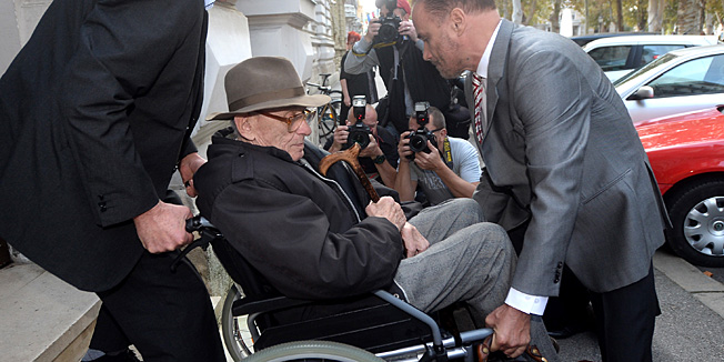 Zagreb, 281013.Zrinjevac.Zupanijski sud.Prvi ministar unutarnjih poslova RH Josip Boljkovac stigao je danas na Zupanijski sud kako bi se izjasnio o optuznici koja ga tereti da je u svibnju 1945. godine naredio uhicenja i likvidaciju 21 civila s podrucja Duge Rese.Na fotografiji: Josip Boljkovac u kolicima uz pomoc odvjetnika Ante Nobila ulazi na sud.Foto: Goran Mehkek / CROPIX