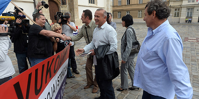 Zagreb, 281013.Markov trg.Sastanak izaslanstva stozera za obranu Vukovara i premijera Zorana Milanovica.Na fotografiji: Dolazak Vukovaraca.Foto: Goran Mehkek / CROPIX