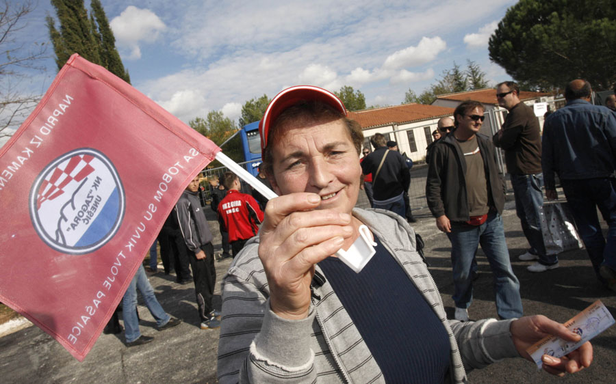 Unesic, 121108.Nogometno igraliste Boroviste, prva  utakmica cetvrtfinala kupa Hrvatske,  Zagora (Unesic) - Dinama (Zagreb).Pasaice vijerni navijaci NK Zagore.Foto: Duje Klaric / Cropix 