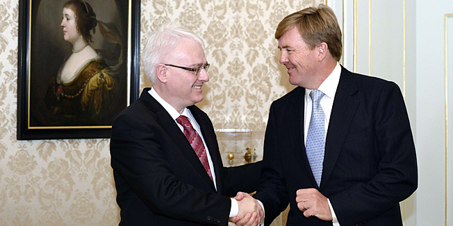 Dutch King Willem-Alexander (R) and Croatian President Ivo Josipovic shake hands during an audience at the Huis ten Bosch in The Hague, on October 29, 2013.   AFP PHOTO / ANP / LEX VAN LIESHOUT   ***netherlands out***