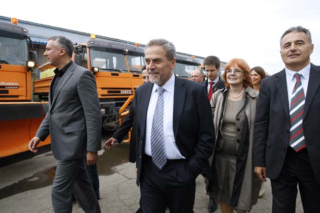 Zagreb, 311013.Baza zimske sluzbe, Zitnjak bb.Sef zimske sluzbe Alen Gospocic sa djelatnicima je organizirao godisnju smotru koju je obisao zagrebacki gradonacelnik Milan Bandic sa suradnicima. Prezentirali su vozni park i zalihe soli za ovu zimu.Na fotografiji: Darinko Kosor, Milan Bandic, Vesna Kusin, Pavle Kalinic.Foto: Tomislav Kristo / CROPIX