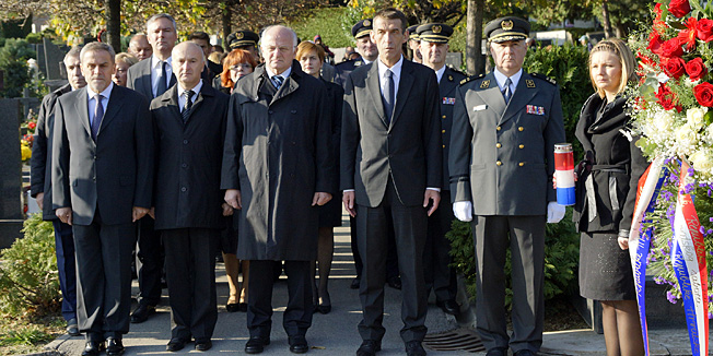 Zagreb, 011113.Mirogoj.Predsjednik Hrvatskog sabora Josip Leko sa kolegama i suradnicima na groblju Mirogoj odao je pocast preminulima povodom blagdana Svih svetih i Dusnog dana.Na fotografiji: Darinko Kosor, Milan Bandic, Predrag Matic, Josip Leko i Zlatko Gareljic u Aleji poginulih branitelja.Foto: Marko Todorov / CROPIX