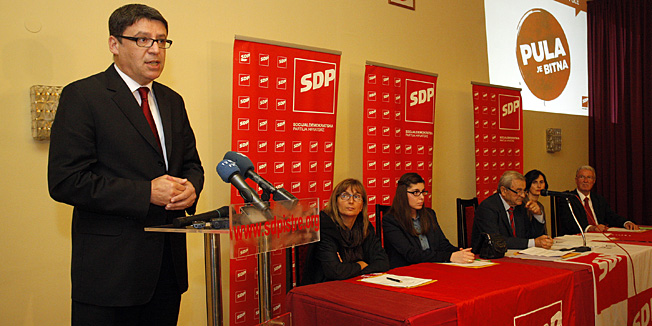 Pula, 041113.  Izborna konvencija Gradske organizacije SDP-a Pule odrzana je danas u Domu hrvatskih branitelja. Na konvenciji izmedju ostalih su govorili Tanja Vrbat, saborska zastupnica te ministar znanosti, obrazovanja i sporta, Zeljko Jovanovic. Foto: Goran Sebelic / CROPIX                              