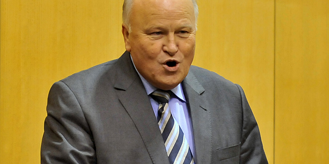 Zagreb, 071113.Nastavak 9. sjednice Sabora na kojoj se raspravljalo o Zakonu o potrosackom kreditiranju.Na fotografiji: Josip Leko i Slavko Linic, ministar financija.Foto: Bruno Konjevic / CROPIX