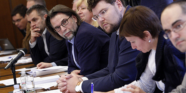 Zagreb, 230913.Sabor.Zajednicka sjednica saborskog Odbora za ustav, poslovnik i politicki sustav i Odbora za informiranje, informatizaciju i medije. Na sjednici su clanovi odbora razgovarali s kandidatima za prvog hrvatskog povjerenika/cu za informiranje, nakon cega se ocekuje i sastavljanje prijedloga kandidata koji ce biti upucen Saboru na odlucivanje.Na fotografiji: Branko Vuksic, Pedja Grbin.Foto: Davor Pongracic / CROPIX