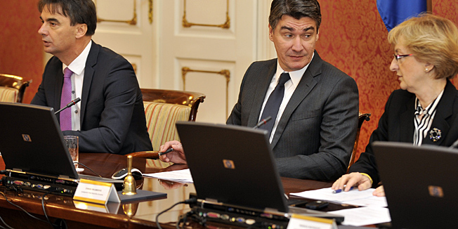 Zagreb, 071113. Redovita sjednica Vlade RH na kojoj se izmedju ostalog raspravljalo o prijedlogu zakona o socijalnoj skrbi.Na fotografiji: Zoran Milanovic, predsjednik Vlade.Foto: Bruno Konjevic / CROPIX