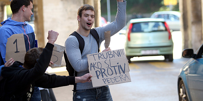 Zadar, 071113. Povodom referenduma o ustavnoj definiciji braka ucenici jedne srednje skole danas su uz cestu Rudjera Boskovica kroz zafrkanciju proveli svoj referendum brojavsi vozace koji bi trubili. Foto: Jure Miskovic / CROPIX