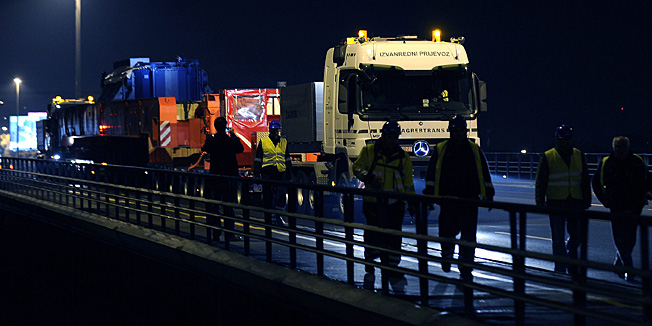 Zagreb, 071113.Veceras je od tvornice Koncar Energetski transformatori zapocet prijevoz transformatora u projektu San Lorenzo,  snage 318 MVA, napona 240 - 16,5 KV, mase 210 tona, sa najvecom transportnom masom 140 tona. Tijekom sutrasnjeg dana transformator ce biti isporucen za Filipine avionom Antonov 225, najvecim transportnim avionom na svijetu. Na fotografiji: Transformator na vozilu koje ga prvozi do Plesa.Foto: Damir Krajac / CROPIX