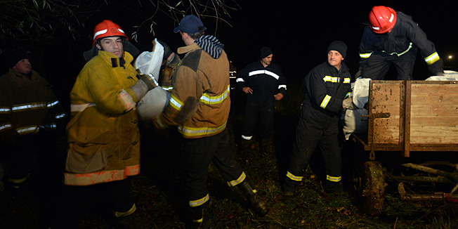 Varazdin, 111113.U opcini Martijanec na rijeci Plitvici dobrovoljna vatrogasna drustva izgradjuju zecji nasip u slucaju da se Plitvica na tom podrucju izlije iz korita.Foto: Zeljko Hajdinjak / CROPIX