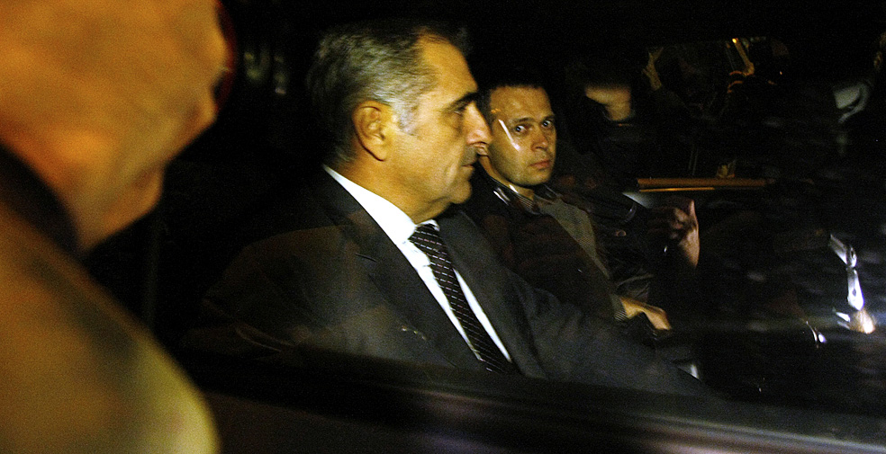 Zagreb, 121113. Predsjednik Hrvatske gospodarske komore Nadan Vidosevic jutros je uhicen nakon ?izbijanja afere izvlacenja novca iz Hrvatske gospodarske komore.?Na fotografiji: nakon policijskog pretresa obiteljske kuce na adresi Gornje Prekrizje 46 H, Nadan Vidosevic u drustvu policije napustio je kucu. Foto: Ronald Gorsic / CROPIX