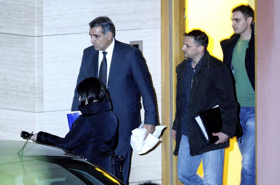 Zagreb, 121113. Predsjednik Hrvatske gospodarske komore Nadan Vidosevic jutros je uhicen nakon ?izbijanja afere izvlacenja novca iz Hrvatske gospodarske komore.?Na fotografiji: nakon policijskog pretresa obiteljske kuce na adresi Gornje Prekrizje 46 H, Nadan Vidosevic u drustvu policije napustio je kucu. Foto: Ronald Gorsic / CROPIX