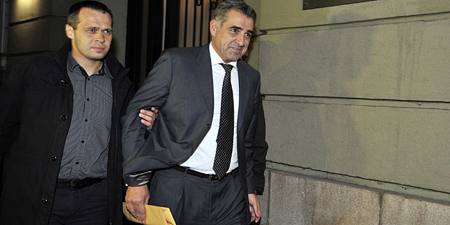 Zagreb, 121113. Nakon policijskog pretresa u Hrvatskoj gospodarskoj komori, Nadan Vidosevic  u pratnji USKOK-ovih istrazitelja napustio je zgradu HGK. Foto: Bruno Konjevic / CROPIX