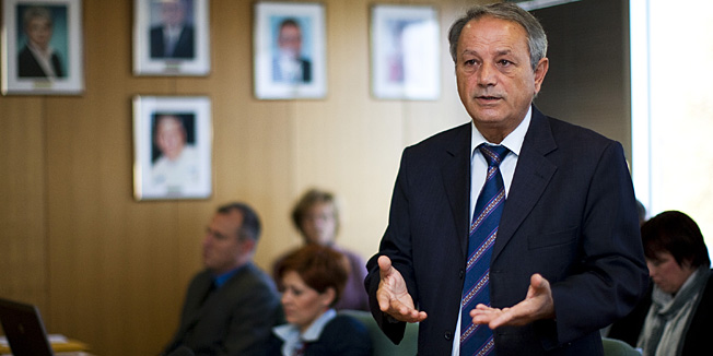 Vukovar, 041113.Sjednica Gradskog vijeca Vukovara.jedna od tocaka dnevnog redua je i izmjena Statuta grada Vukovara.Na fotgrafiji: Zeljko Sabo gradonacelnik Vukovara.Foto: Vlado Kos / Cropix