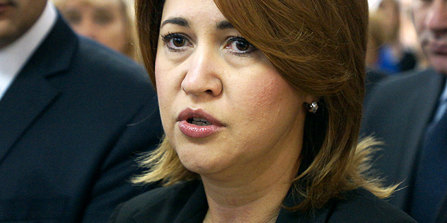 Zagreb, 220913.Opcinski sud.U povodu obiljezavanja Nacionalnog dana borbe protiv nasilja nad zenama potpredsjednica Vlade i ministrica socijalne politike i Mladih Milanka Opacic polozila je vijenac i lampion pred sudnicom u Opcinskom gradjanskom sudu u Zagrebu. Ovaj dan obiljezava se s osnovnim ciljem da se drustvo senzibilizira na problematiku nasilja te kao dan sjecanja na tragicno ubojstvo triju zena, te teskog ranjavanja zapisnicarke suda prilikom odrzavanja brakorazvodne parnice 22. rujna 1999. godine.Na fotografiji: Milanka Opacic.Foto: Marko Todorov / CROPIX