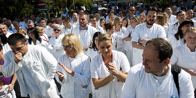 Osijek, 200913.Klinicka bolnica Osijek.Lijecnici i medicinske sestre KBC-a Osijek u 5 do 12 izasli u dvoriste bolnice kako bi pokazali ministru zdravstva Rajku Ostojicu koliko ih je zapravo u strajku.Na fotografiji: lijecnicina skupu 5 do 12.Foto: Vlado Kos / Cropix